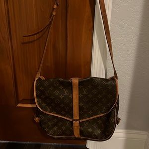 Authentic Louis Vuitton messenger bag/ saumur 35